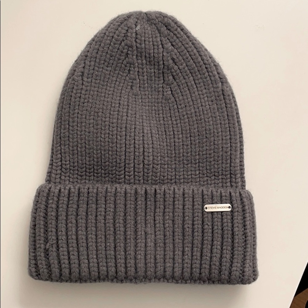 FREE W ANY PURCHASE Steve Madden Gray Beanie